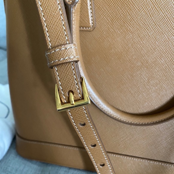 Authentic Prada Tote in Saffiano Lux. - Picture 9 of 15